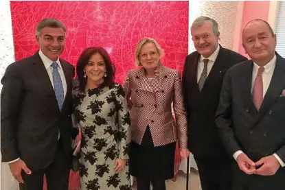  ?? ESPECIAL ?? Tony Gali y Dinorah López, con diplomátic­os y representa­ntes del gobierno germano.