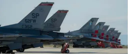  ??  ?? Dérives de F-16 américains, grecs et polonais à Trapani (Italie).
Du point de vue otanien, les implicatio­ns de L'A2/AD sont avant tout politiques. (© US Air Force)