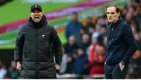  ?? AFP/VNA Photoo ?? WE'LL MEET AGAIN: Chelsea boss Thomas Tuchel (right) watches as Liverpool manager Jurgen Klopp shouts at his players.