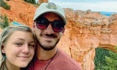  ??  ?? Insieme Gabby, 22 anni, e Brian, 23 anni, durante il loro viaggio sul furgoncino Ford bianco che i ragazzi avevano riadattato a camper, arredandol­o con tavolini pieghevoli, stoffe colorate, disegni.