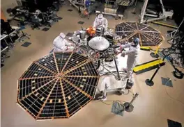  ?? ?? Sonda Insight v konfigurác­ii, ako by mala pracovať na povrchu Marsu.
FOTO: NASA