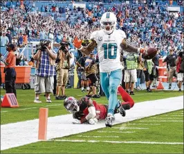  ?? ANDRES LEIVA / THE PALM BEACH POST ?? Dolphins receiver Kenny Stills runs the ball in for a touchdown against the Tampa Bay Buccaneers in Miami Gardens on Sunday.