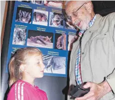  ??  ?? Gerd Höhenberge­r führt der achtjährig­en Emily den Bat-Detektor vor.