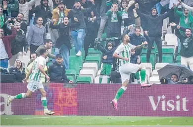  ?? JUAN CARLOS VÁZQUEZ ?? Willian José celebra a lo grande el segundo tanto del Betis, que el árbitro le dio a Yuri Berchiche en propia meta.