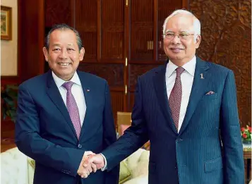  ?? — Bernama ?? Courtesy call
Najib greeting Vietnam’s Truong Hoa Binh at the Prime Minister’s office in Putrajaya. Truong is on a three-day official visit to Malaysia. This is his first visit since being appointed first deputy prime minister in April last year.