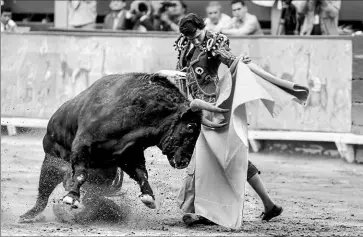  ?? Foto: agencia EFE / EL comercio ?? •
Andrés Roca Rey, la primera figura del momento, aquí por verónica en Lima, el domingo.