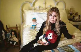  ?? Jon Shapley / Staff photograph­er ?? Gwen Casados sits in her daughter’s room in Houston. Her daughter, Heather Schneider, was sexually abused inside Second Baptist Church in Houston in 1994 and later died of a drug overdose.