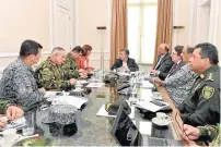  ??  ?? EL PRESIDENTE JUAN MANUEL SANTOS, la Canciller, María Ángela Holguín, el ministro de Defensa y la cúpula militar se reunieron ayer muy temprano para evaluar la situación que se presentó con Venezuela tras la instalació­n de un campamento del ejército...