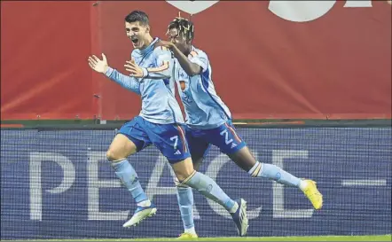  ?? Foto: AP ?? Álvaro Morata, celebrando con Nico Williams el gol que le dio a España el pase a la ‘Final Four’ de la Nations League