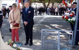  ?? (Photo archives L.) ?? Albert Beissier, ici avec la fille de Raymond François, espère que les Bandolais seront nombreux mardi devant le monument aux morts.