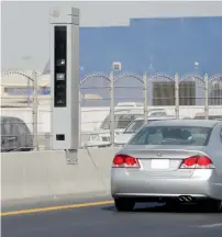  ?? Photo by M. Sajjad ?? A new smart radar installed on Sharjah bypass road. The radar can detect violations including not fastening seatbelts and using mobile phones while driving. —