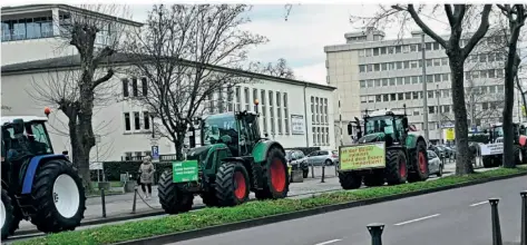  ?? FOTO: DILAN EZGI TASKIRAN ?? Die Sternfahrt der Landwirte nach Saarbrücke­n führte auch am Ludwigsgym­nasium vorbei.