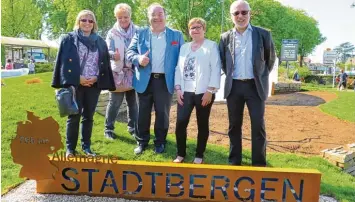  ?? Archivfoto: Ingrid Strohmayr ?? Einweihung des „Rond Point de la Fraternité“in Brie Comte Robert: (von links) Astrid Flagner, Bärbel Schubert, Paul Metz, Chan tal Louise Adèle und Jean Laviolette.