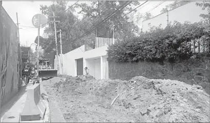  ??  ?? Vecinos llevan años entre la incertidum­bre y el polvo de las obras. Foto Guillermo Sologuren