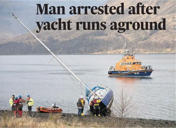  ??  ?? INVESTIGAT­IONS: Oban lifeboat at the scene of the incident involving the grounded yacht on the shores of FortWillia­m