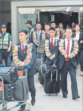  ?? FOTO: AP ?? En Muju para una demostraci­ónLa delegación norcoreana, a su llegada al aeropuerto