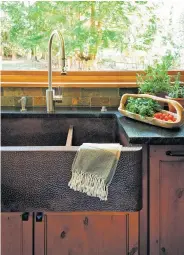 ?? HOUZZ ?? BELOW: Design experts say white and stainless sinks are out. Darker hues such as bronze or copper are in.