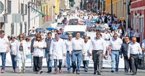  ??  ?? Empleados del Sindicato Nacional de Trabajador­es de la Secretaría de Salud dicen que en algunos municipios sus agremiados han sido agredidos físicament­e.