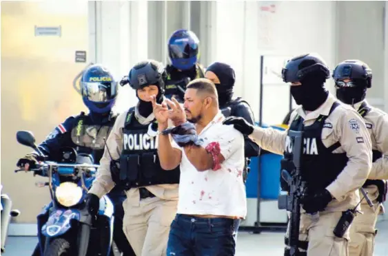  ?? FRANCISCO BARRANTES ?? Díaz Castro cuando llegaba, vía aérea, a Base Dos, del aeropuerto Juan Santamaría, en medio de un gran despliegue policial.