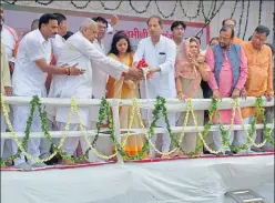  ?? HT ?? ▪ UP ministers and others immersing the exPM’s ashes into the Ganga at Bithoor in Kanpur on Friday.