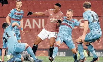  ?? /EFE. ?? Muy poco pudo hacer el delantero del Manchester United, Anthony Martial (9), ante la férrea marcación de los ‘Hammers’ en Old Trafford.
Ayer
Hoy
Mañana