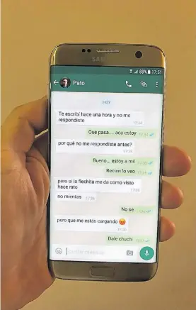  ??  ?? WhatsApp. Donde la espera de una respuesta puede parecer eterna.