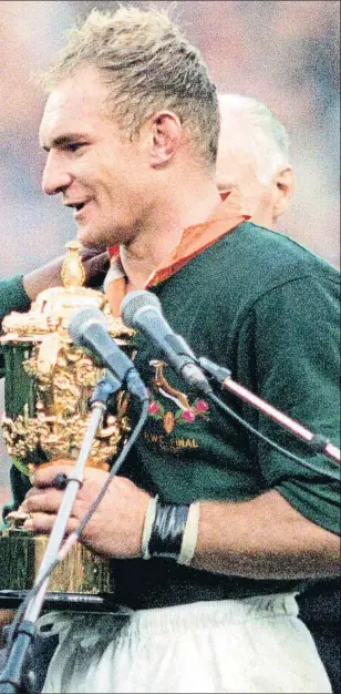  ?? ROSS KINNAIRD - EMPICS / GETTY ?? Complicida­d
Nelson Mandela entrega la copa del mundo a Francois Pienaar, capitán de la selección de Sudáfrica