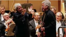  ?? MALCOLM COOK ?? Peter Oundjian, TSO music director, applauds violinist Pinchas Zukerman after the former music director of the National Arts Centre Orchestra filled in for Itzhak Perlman at a TSO gala concert.