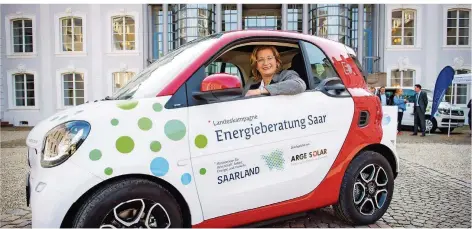  ?? FOTO: OLIVER DIETZE ?? Anke Rehlinger (SPD) in einem E-Auto der Energieber­atung Saar. Im Hintergrun­d das neue Kommunen-Tour-Mobil.