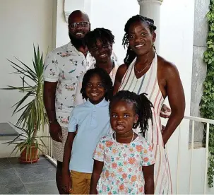  ?? ?? De Florida a Utrera.
La familia Amos y
Joy E. Glenn y sus tres hijos en la Casa de la Cultura Fernando Villalón de Morón de la Frontera.