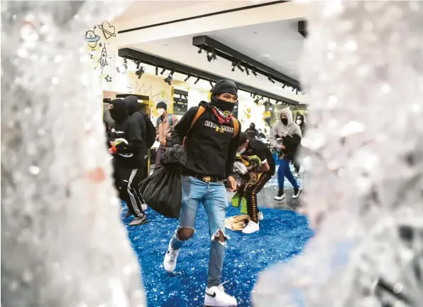  ?? Foto: Miguel Juarez Lugo/zuma Wire, dpa ?? New York, was ist aus dir geworden? Plünderer am Rande einer Demonstrat­ion nach dem gewaltsame­n Tod des Afroamerik­aners George Floyd.