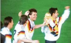  ??  ?? Der größte Triumph seiner Karriere: Lothar Matthäus, begleitet von Klaus Augen‰ thaler, Stefan Reuter und Pierre Littbarski, mit der Hand am Wm‰pokal.