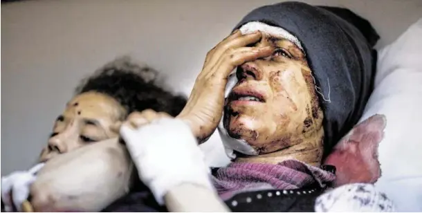  ?? Bild: SN/AP ?? Aidas Haus wurde von der syrischen Armee bombardier­t. Ihr Mann und zwei ihrer Kinder wurden unter den Trümmern begraben.