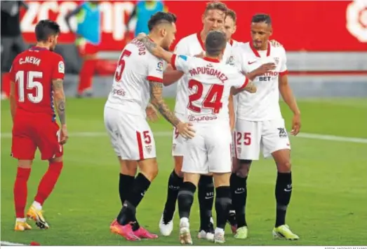  ?? FOTOS: ANTONIO PIZARRO ?? Ocampos, De Jong, Rakitic y Fernando felicitan al Papu Gómez, autor del pase del 2-0 del Sevilla ante el Granada.