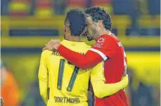  ?? FOTO: DPA ?? Pierre-Emerick Aubameyang (li.) und Mats Hummels beim letzten Duell am 4. November.