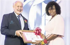  ??  ?? RJRGLEANER Communicat­ions Group Chairman Oliver Clarke presents Phyllis Thomas with her 45-year longservic­e award.