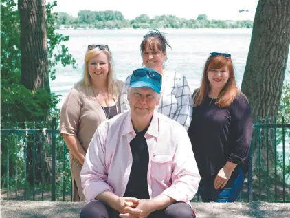  ?? ADIL BOUKIND LE DEVOIR ?? Michel Létourneau et trois soeurs qu’il apprend à connaître après en avoir été séparé depuis toujours: Jennifer, Bridget et Paula Callaghan, filles de Rita Leblanc et Angus Callaghan, tout comme Michel Létourneau. qui s’est également découvert un frère en la personne de Brian Callaghan.