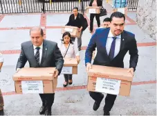  ?? FOTO: EL HERALDO ?? Con cajas en mano que contenían los medios de prueba documental­es llegaron ayer a la CSJ los dos diputados del CN.