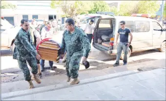  ??  ?? Militares cargan el féretro del mayor Carlos Bóveda.