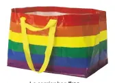  ??  ?? La carrier bag Ikea, Storsomma: il cult in riedizione pride € 1,85.