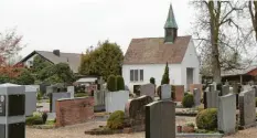  ?? Foto: Sandra Kraus ?? Der Gemeindera­t Bibertal entschied sich dafür, die Friedhofsg­ebühren nicht kostendeck­end festzusetz­en. Sonst hätte die einmalige Benutzung der Leichenhal­le in Kissendorf 888 Euro gekostet.