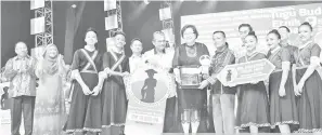  ??  ?? SMK Sungai Damit menerima anugerah Menteri Pelanconga­n Kebudayaan dan Alam Sekitar.