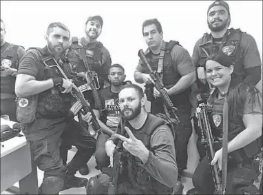  ??  ?? Triumphant police officers pose with Da Silva (center) for selfies. (Photo: liberal.com.br)