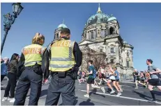  ?? FOTO: GATEAU/DPA ?? Beim Berliner Halbmarath­on war die Polizei besonders wachsam. Aus Sorge vor einem Terroransc­hlag nahm sie sechs Islamisten fest.