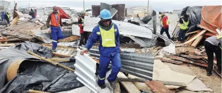  ?? PICTURE: HENK KRUGER/ANA ?? CHAOTIC: Structures are springing up on every inch of available land in Joe Slovo, says the letter writer.