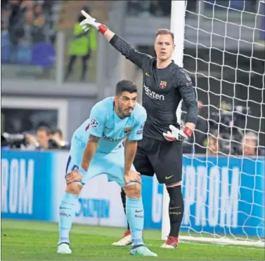  ??  ?? Ter Stegen da órdenes con Suárez atento en el partido de San Paolo ante el Nápoles.