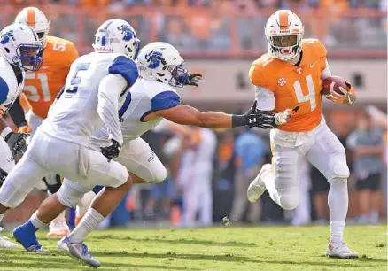  ?? STAFF PHOTO BY ROBIN RUDD ?? Tennessee running back John Kelly (4) will see an old teammate from his youth — Florida linebacker David Reese — when the Vols play the Gators on Saturday in Gainesvill­e.