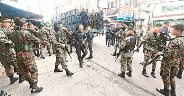  ??  ?? Militares. 300 militares de la Fuerza de Tarea Vulcano apoyan a la policía en San Salvador, con turnos de cinco días.