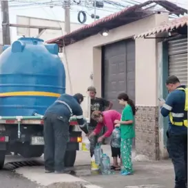  ?? FOTOS: JOHN DURÁN ?? AyA manda cisternas a las comunidade­s afectadas.