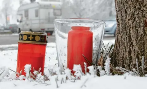  ?? Foto: Robert Milde ?? Freude haben zwei Kerzen an den Baum gestellt, in dessen Nähe sich Jakob F. oft zum Grillen zu den Wohnmobili­sten auf der Kaiserwies­e gesellte. Sie sollen an den 60 Jäh rigen erinnern, der in der Nacht von Samstag auf Sonntag bei einem Wohnmobilb­rand...